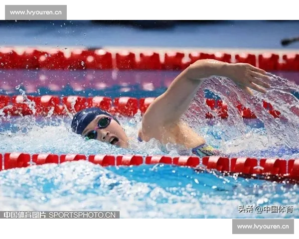 李冰洁在国际游泳赛场大放异彩 打破纪录展现中国泳坛新力量
